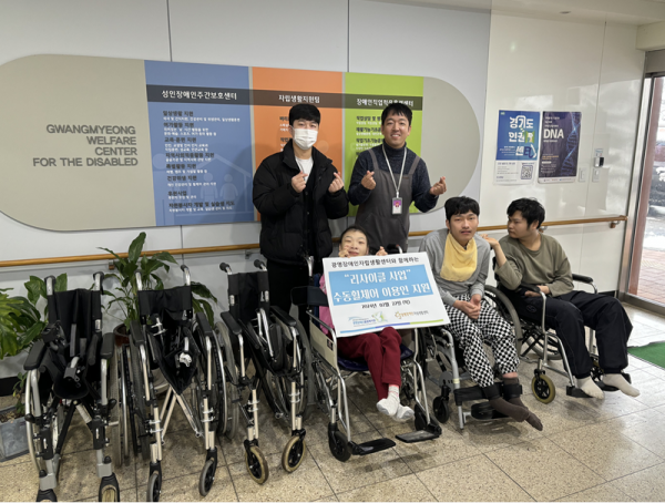 리사이클 사업을 통해 기증받은 휠체어를 장애인당사자 3명의 전달한 사진